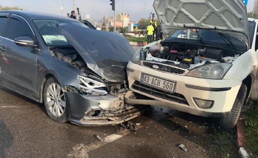 İki otomobil kafa kafaya çarpıştı: 1 yaralı