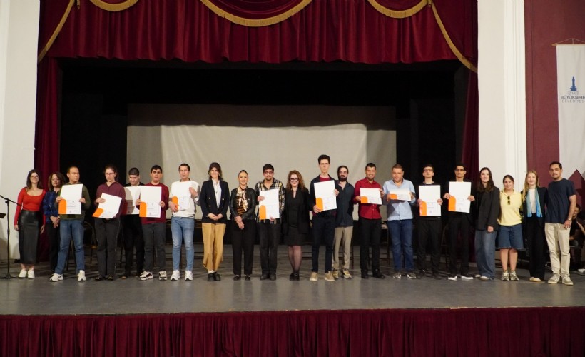 İş hayatına hazırlanan nöroçeşitli gençlerin mezuniyet sevinci