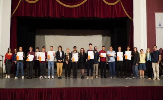 İş hayatına hazırlanan nöroçeşitli gençlerin mezuniyet sevinci