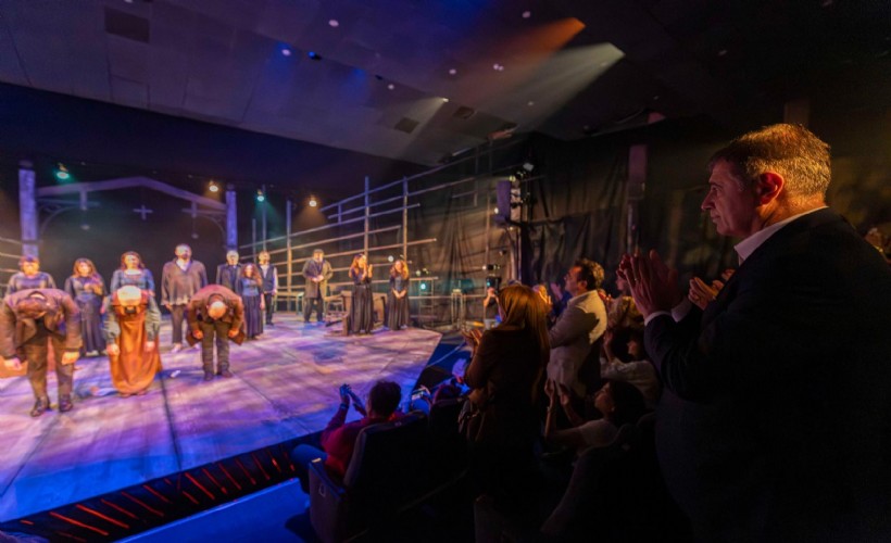 İzBBŞT'de Cadı Kazanı oyununa görkemli prömiyer: Meltem Cumbul ve Levent Üzümcü de sahnede