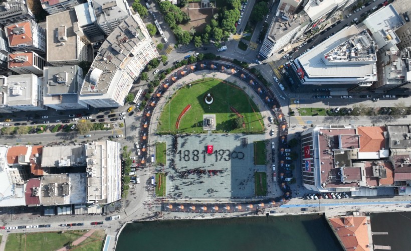 İzmir Ata’sına yürüdü: Kordon'da 350 metrelik Atatürk posteri