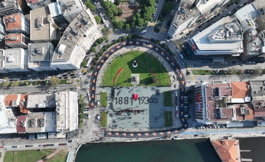 İzmir Ata'sına yürüdü: Kordon'da 350 metrelik Atatürk posteri