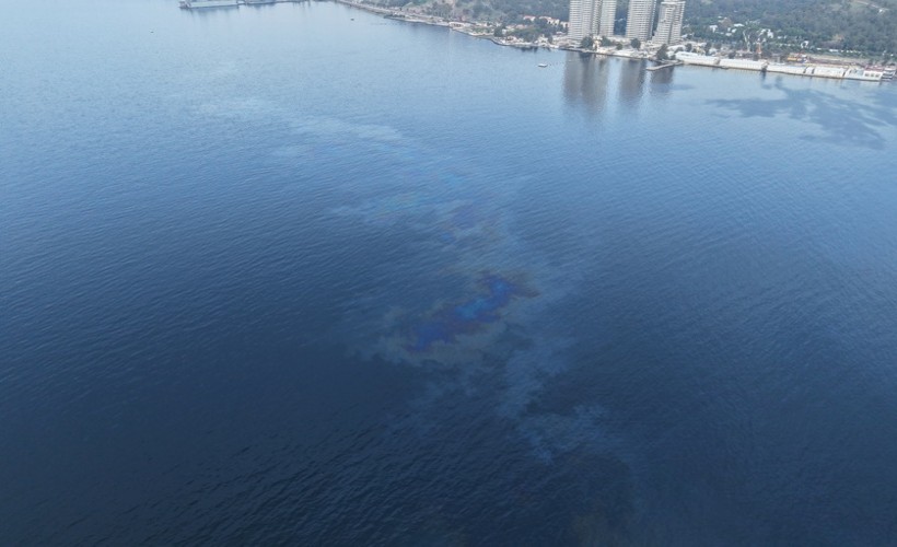 İzmir Körfezi'ne atık yağ boşaltıldı