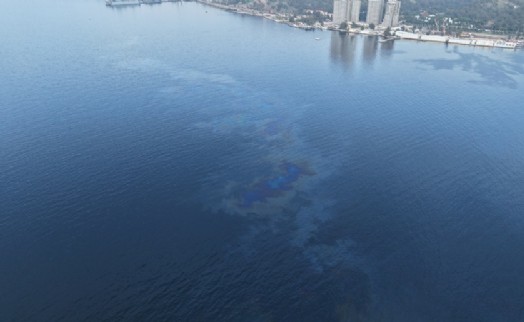 İzmir Körfezi'ne atık yağ boşaltıldı