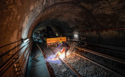 İzmir Metrosu'nda gece mesaisi!