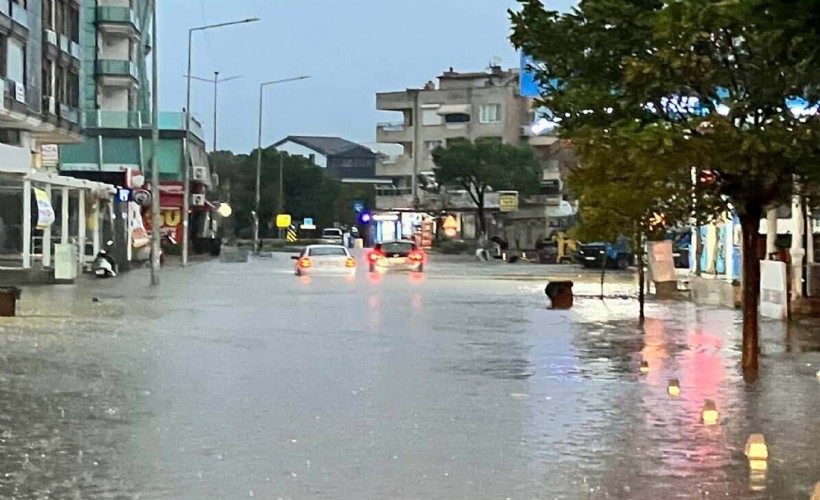 İzmir'de sağanak krizi: Yollar göle döndü, ev ve iş yerleri sular altında!
