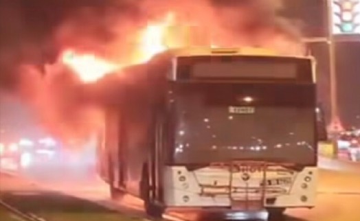 İzmir'de seyir halindeki belediye otobüsü alev alev yandı!