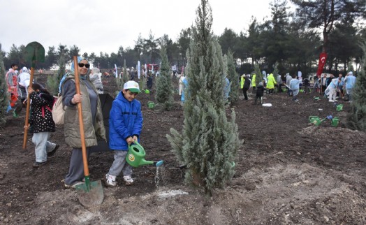 İzmir'de 115 bin adet fidan toprakla buluşturuldu