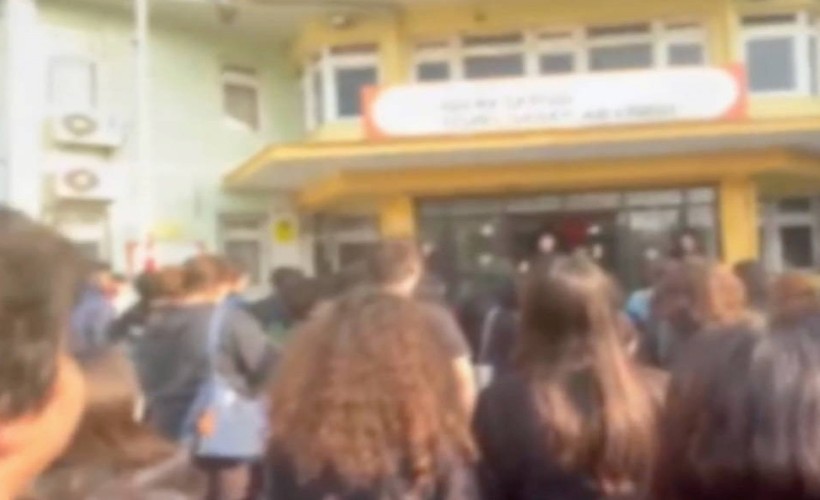 İzmir’de ‘Andımız’ gerginliği! Öğrenciler müdahaleye rağmen okudu