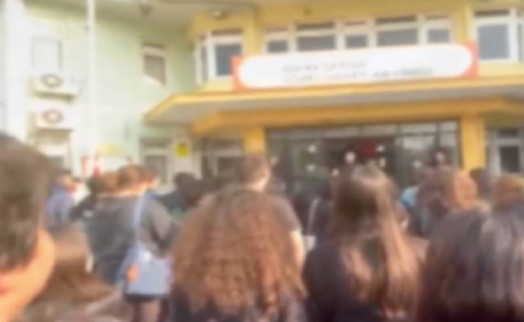 İzmir’de ‘Andımız’ gerginliği! Öğrenciler müdahaleye rağmen okudu