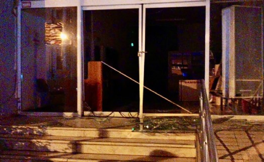 İzmir'de belediye binasına taşlı saldırı; 1 gözaltı