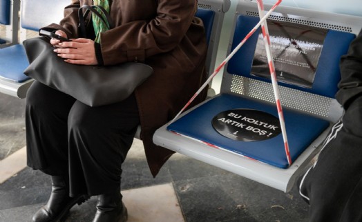 İzmir'de 'boş koltuk'lu 25 Kasım mesajı