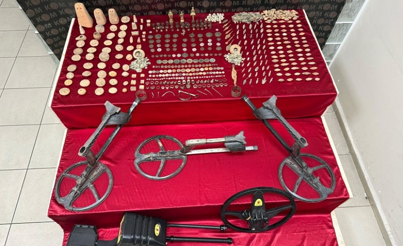 İzmir’deki operasyonda 1142 adet tarihi eser ele geçirildi