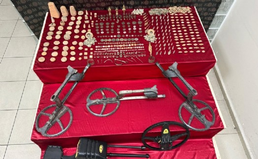 İzmir'deki operasyonda 1142 adet tarihi eser ele geçirildi