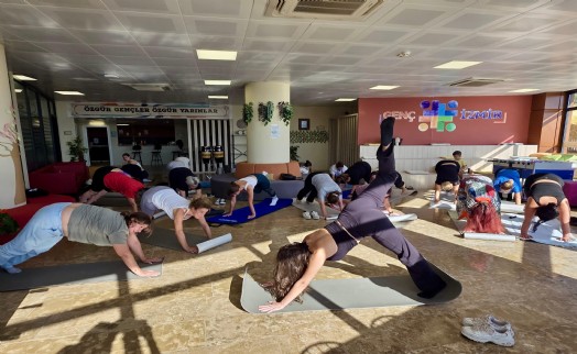 İzmirli gençler için yoga saati