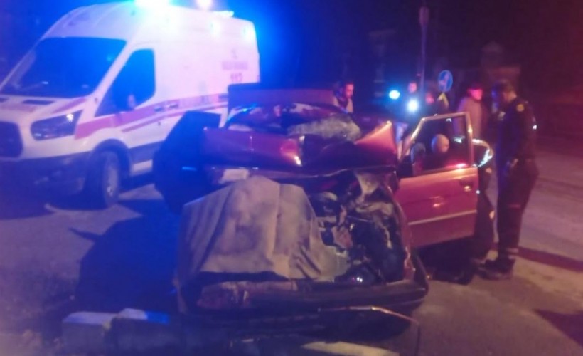 Kamyona çarpan otomobilin sürücüsü ağır yaralandı