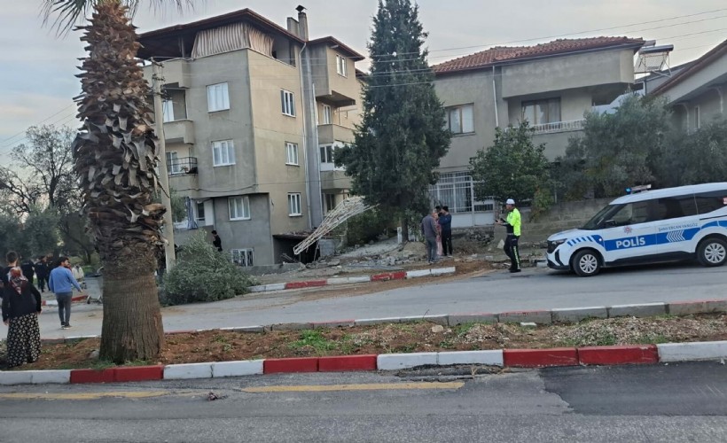 Kamyonet evin bahçesine uçtu: 1 ölü 3 yaralı