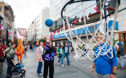 Karşıyaka Çarşısı'nda renkli anlar: Hergele Meydanı'na basketbol potası kuruldu