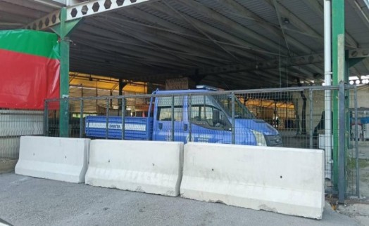 Bostanlı Pazaryeri'nde elektrik krizi: Barikatları yıkıp içeri girdiler!