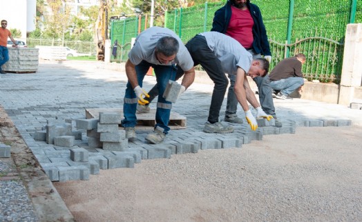 Karşıyaka'da okul çevrelerinde yol bakım çalışması