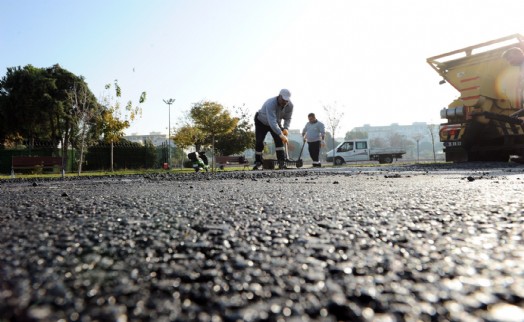 Karşıyaka’da yol bakım çalışmaları hız kesmiyor