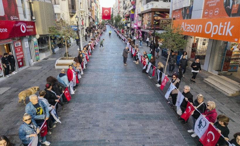 Karşıyakalılar 'Ata’ya Saygı Zinciri'nde buluştu