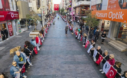 Karşıyakalılar 'Ata'ya Saygı Zinciri'nde buluştu