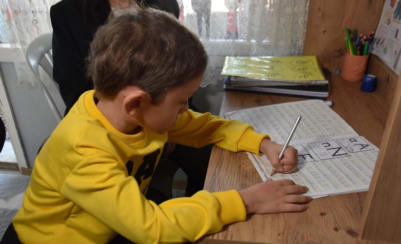 Kemoterapi gören Ahmet, sınıfa dönüştürülen odasında okuma yazmayı öğreniyor