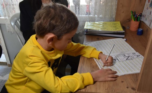 Kemoterapi gören Ahmet, sınıfa dönüştürülen odasında okuma yazmayı öğreniyor