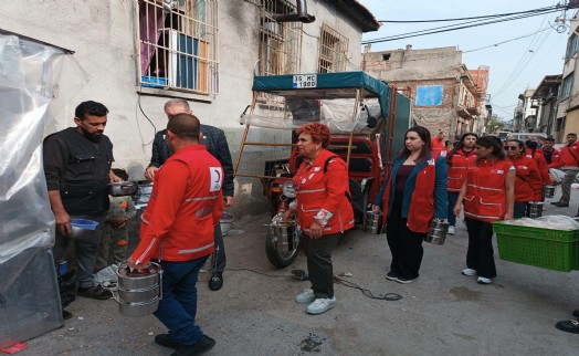 Kızılay çalışanının tabanca ile vurulduğu mahallede yemek dağıttı