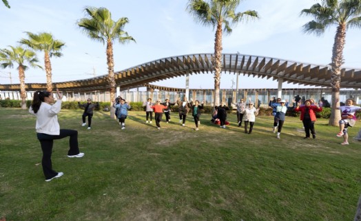 Konak'ta açık havada spor keyfi devam ediyor