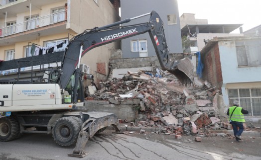 Konak'ta metruk yapıların yıkımı devam ediyor