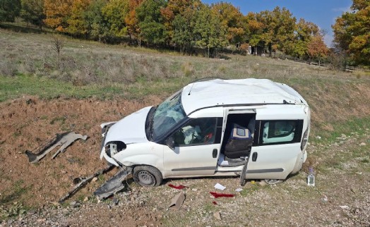 Kütahya'da şarampole yuvarlanan hafif ticari aracın sürücüsü yaralandı