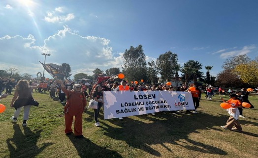 LÖSEV'den İzmir'de farkındalık korteji