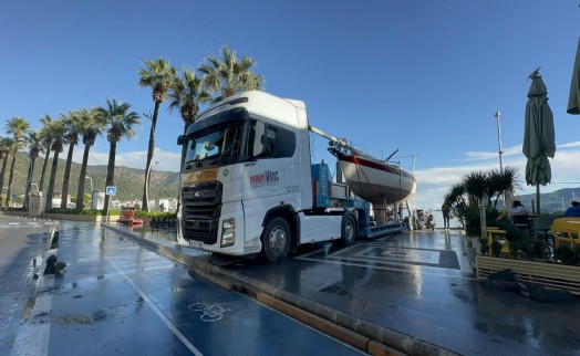 Marmaris'te fırtınadan karaya vuran tekneler çekildi