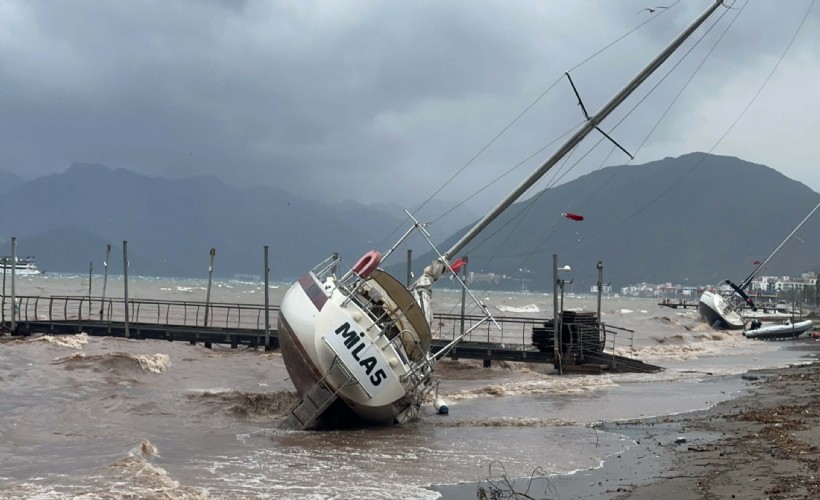 Marmaris'te sağanak ve kuvvetli rüzgar; yelkenli tekneler karaya vurdu