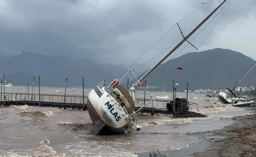 Marmaris'te sağanak ve kuvvetli rüzgar; yelkenli tekneler karaya vurdu