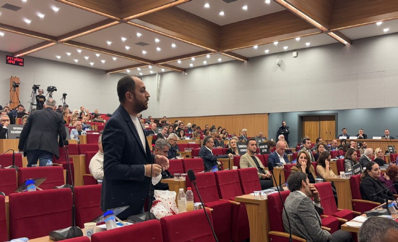 Meclis’e Konak ve Halkapınar’dan alınan kirli su örneği getirildi: Kokunun sebebi bu!