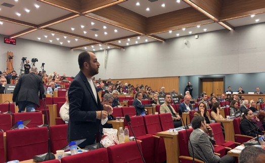 Meclis'e Konak ve Halkapınar'dan alınan kirli su örneği getirildi: Kokunun sebebi bu!