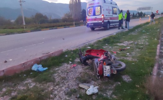 Motosikletliye çarpıp aracını bırakarak kaçtı: 1 ağır yaralı