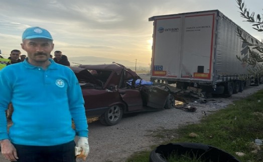 Otomobil, TIR'a arkadan çarptı; belediye işçisi öldü