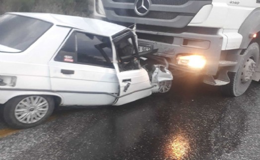 Otomobil ile kamyon kafa kafaya çarpıştı: 1 ölü!