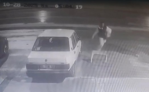 Otomobilin camını kırıp teyp ve ses sistemi çalan 2 şüpheli yakalandı