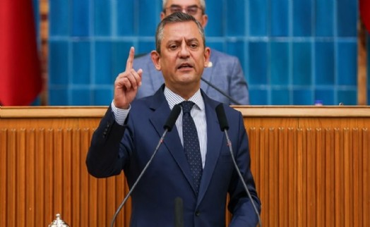 İBB iddianamesinin açıklandığı dakikalarda Özel'den kürsüde 'İmamoğlu' mesajı: 'Tek suçu Cumhurbaşkanlığı'na aday olmak!'