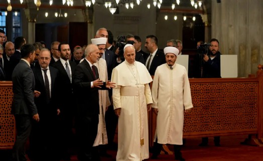 Papa 14. Leo, İstanbul'da Sultanahmet Camisi'ni ziyaret etti: 'Ayakkabı' ayrıntısı dikkat çekti