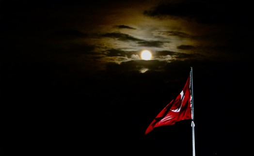 Süper Ay geceyi aydınlattı hayran bıraktı!