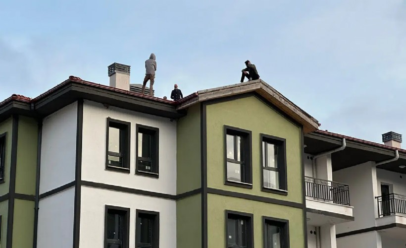 TOKİ işçileri, ücretleri ödenmediği gerekçesiyle çatıya çıktı!