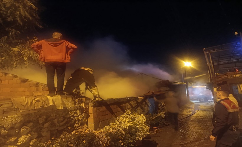 Turgutlu’da alevlere teslim olan iki evde hasar oluştu