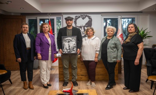 Türk Kadınlar Birliği Bornova Şubesi'nden Başkan Eşki'ye tarihi sürpriz