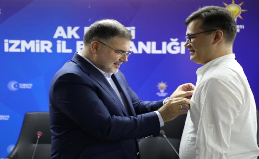 Türkmen vatandaşlara AK Parti rozetini İl Başkanı Saygılı taktı